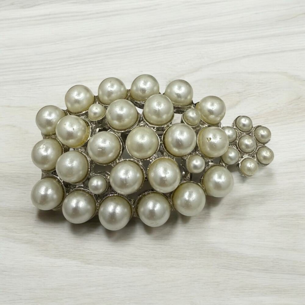 Vintage Simulated Pearl Brooch Silvertone Metal Christmas Tree Pin - Picture 2 of 7